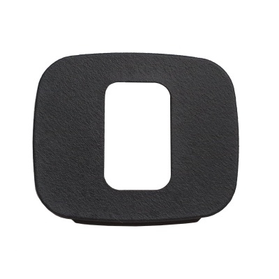 Peça quadrada preta com abertura retangular central
