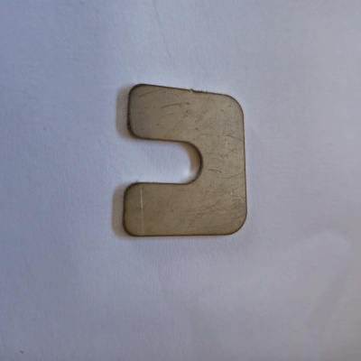 Fecho de metal em forma de 'J' com acabamento envelhecido