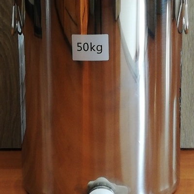 Balde metálico cilíndrico com tampa transparente e válvula branca