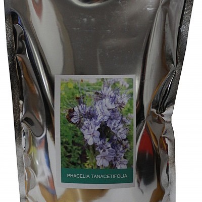 Saco prateado metálico com etiqueta com imagem de flores lilases e texto PHACELIA TANACETIFOLIA