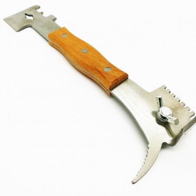 Ferramenta multifuncional com cabo de madeira e corpo metálico prateado