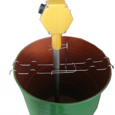 Bidão verde com equipamento metálico amarelo e estrutura interna