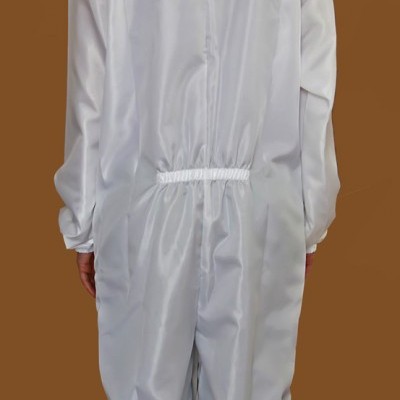 Macacão de apicultor branco com rede negra e faixa amarela no capuz, visto de costas