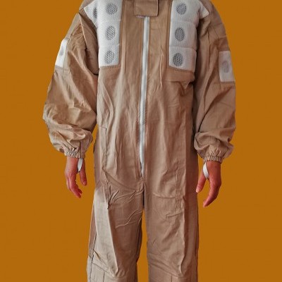 Macacão para apicultura com proteção facial preta e botas castanhas