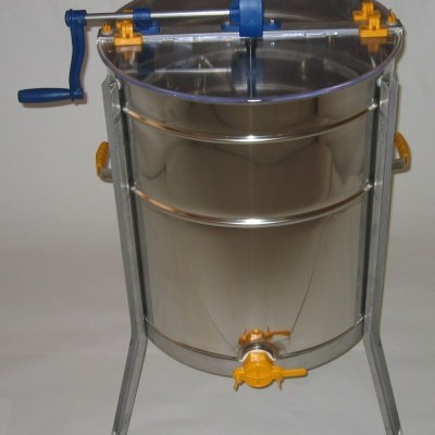 Fermentador metal inoxidável com manivela azul e torneira amarela, em fundo neutro