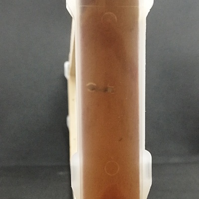 Peça de madeira com plástico transparente