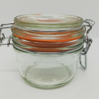 Frasco pequeno de vidro transparente com tampa e fecho metal