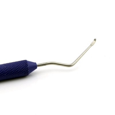 Ferramenta dentária com cabo azul e ponta metálica curva