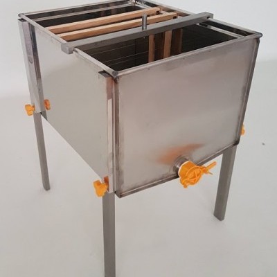 Colmeia metálica em aço inoxidável com quadros de madeira e reguladores laranja