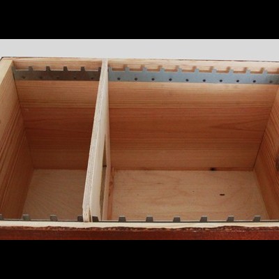 Caixa de madeira com duas divisórias internas e suporte metálico com ranhuras.