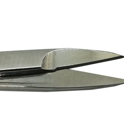 Tesoura pequena prateada com capa protetora vermelha