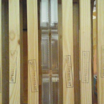 Estrado de madeira para cama com ripas de madeira clara e ripas acrílicas transparentes