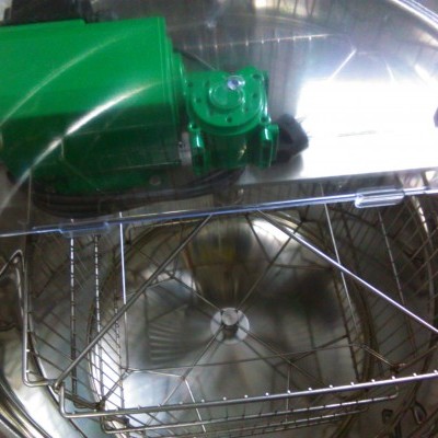 Equipamento industrial metálico circular com partes verdes e laranjas