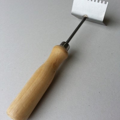 Ferramenta com cabo de madeira e lâmina metálica dentada