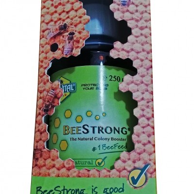 Embalagem do produto BeeStrong com padrão de favo de mel e abelhas