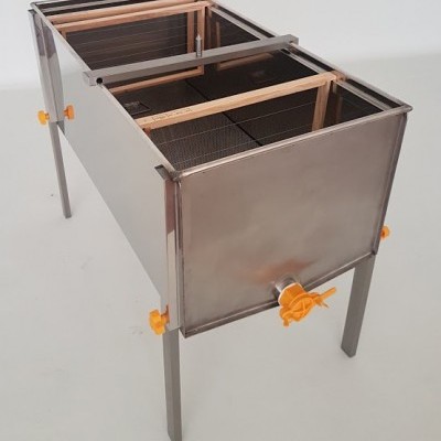 Tanque metálico para apicultura com válvula laranja e suportes