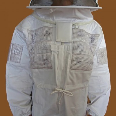 Casaco branco de apicultor com painéis de malha para ventilação e capuz com rede protetora