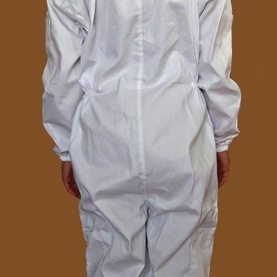 Macacão branco completo com capuz de proteção circular e calçado castanho