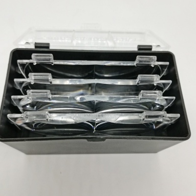 Caixa preta com tampas transparentes e divisórias horizontais