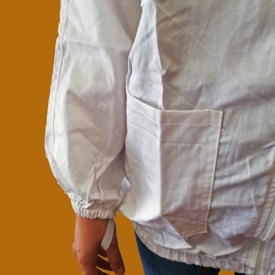 Casaco branco com bolso frontal e mangas elásticas, com fundo laranja