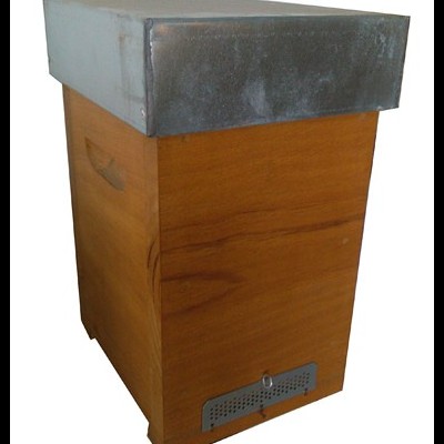 Colmeia de madeira com tampa de metal cinza e placa metálica perfurada na base