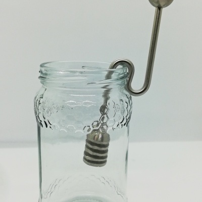 Frasco de vidro transparente com colher metálica com cabo curvo