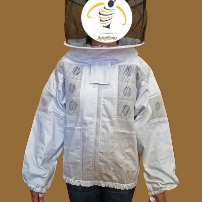 Blusão branco para apicultura com rede preta na cabeça usado por pessoa