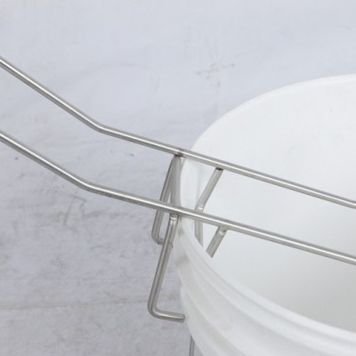 Suportes metálicos prateados num balde branco