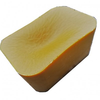 Bloco de queijo amarelo com superfície enrugada