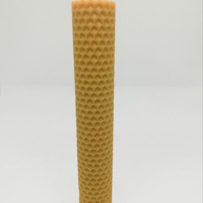 Vela cilíndrica texturizada em cera de mel