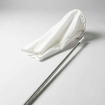 Rede de captura com cabo metálico e rede branca sobre fundo branco