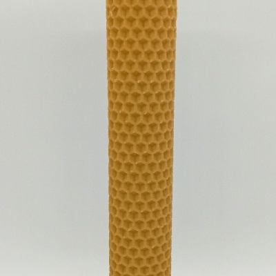 Vela cilíndrica texturada cor mel com padrão de favos de mel
