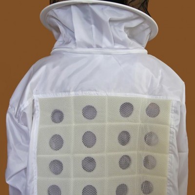 Roupa de apicultor branca com visor de malha preta e painel de ventilação nas costas