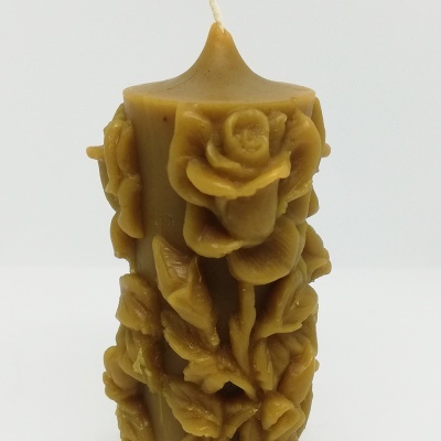 Vela decorativa castanha com relevo de rosas e folhas
