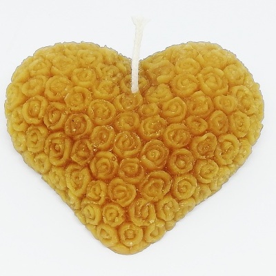 Vela amarela em forma de coração com padrão de rosas em relevo