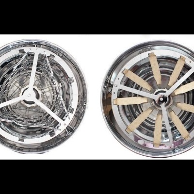 Dois queimadores redondos metálicos para fogão com suportes brancos e em madeira