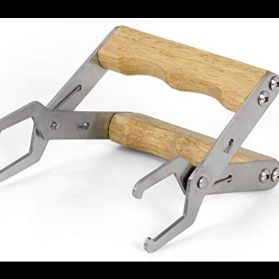 Ferramenta para levantar panelas com metal e madeira