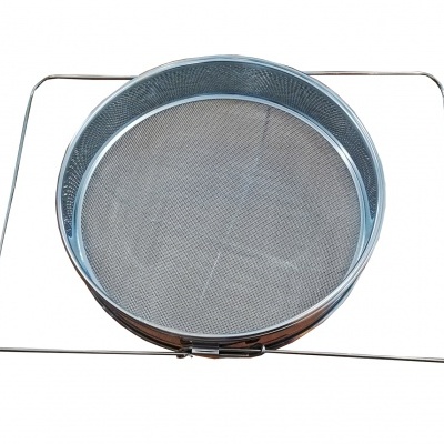 Peneira redonda metálica com malha fina e suporte retangular