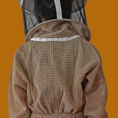 Pessoa de costas com fato de apicultor bege e rede preta de proteção