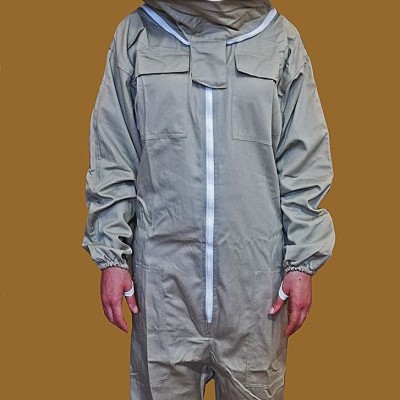 Macacão cinza de apicultor com touca e rede protetora