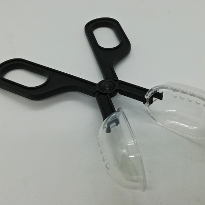 Pega para alimentos com cabo preto e extremidades transparentes em silicone