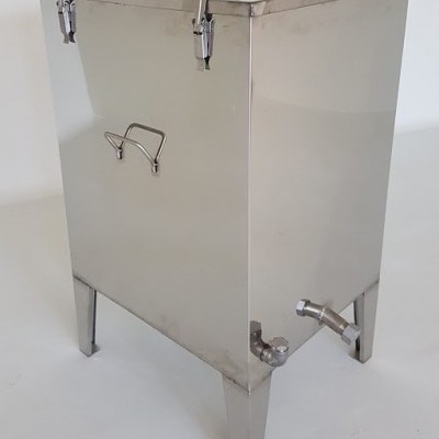 Contentor metálico prateado com tampa e torneira em fundo branco