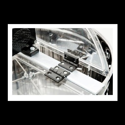 Dobradiça metálica preta fixada numa barra de alumínio numa estrutura transparente curva