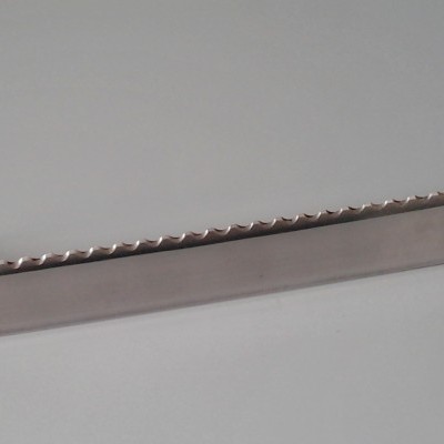 Faca de cozinha com lâmina longa e cabo de madeira