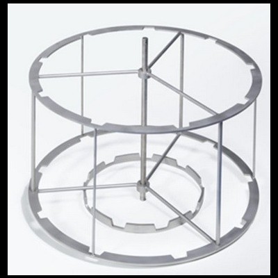 Estrutura metálica circular em suporte cilíndrico prateado
