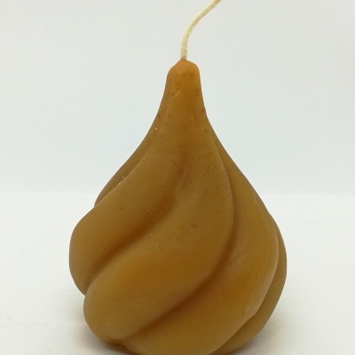 Vela castanha em formato espiral com pavio branco sobre fundo branco