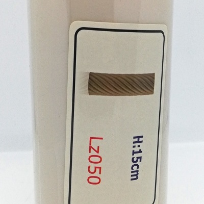 Vela cilíndrica bege clara com etiqueta mostrando altura e código