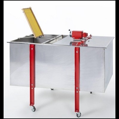 Tanque de aço inoxidável com pernas vermelhas e rodas