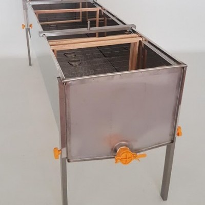 Mesa para apicultura em aço inoxidável com torneiras amarelas e suporte em madeira