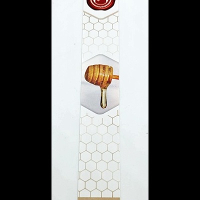 Régua de madeira decorada com padrão hexagonal, colher de mel e logotipo